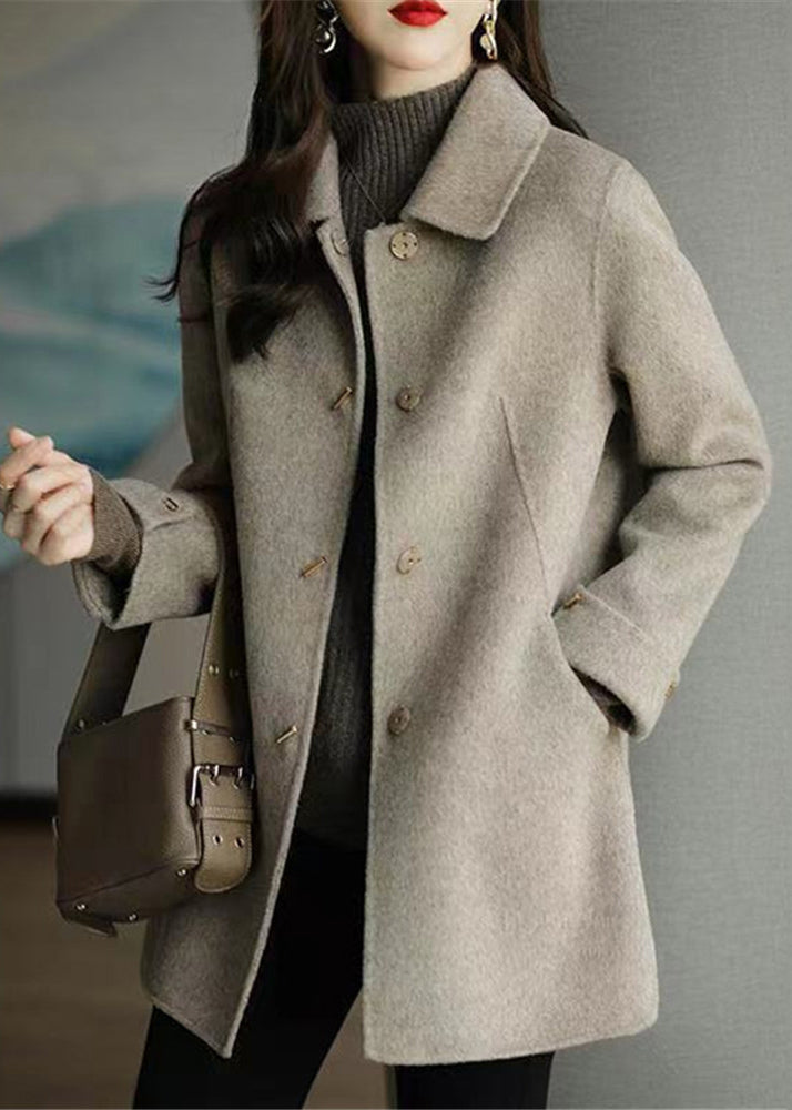 Elegant women's autumn coat with classic Peter Pan collar & practical pockets, perfect for chic winter fashion.