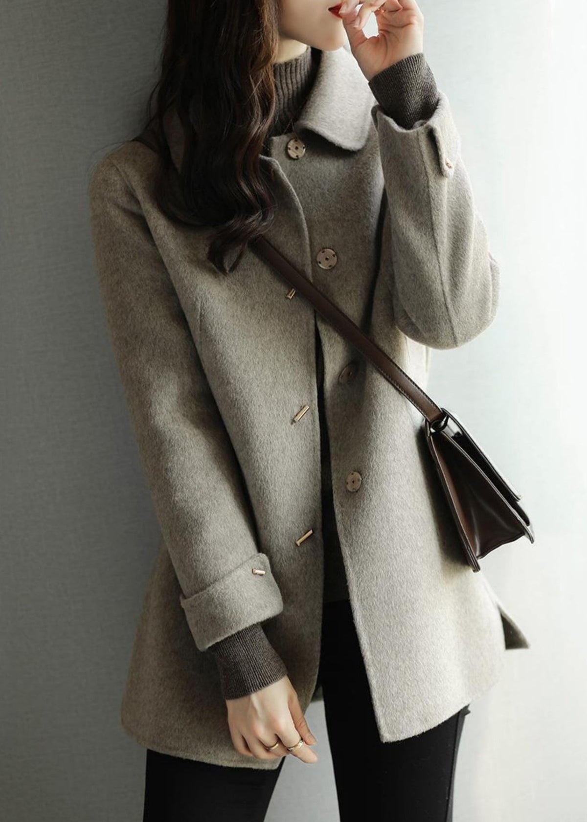 Chic women's autumn outerwear: elegant Peter Pan collar coat with pockets, ideal for sophisticated winter style.
