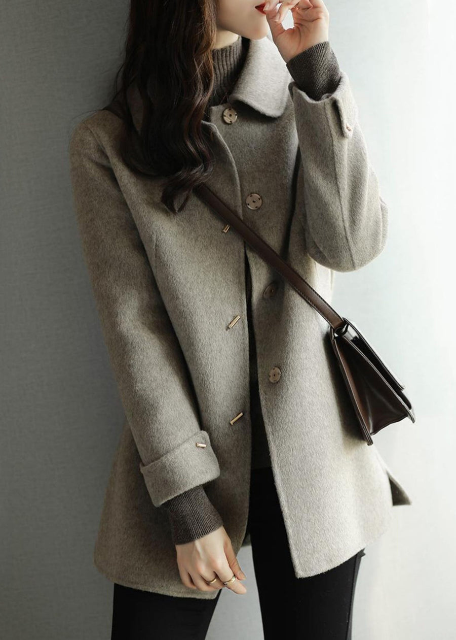 Chic women's autumn outerwear: elegant Peter Pan collar coat with pockets, ideal for sophisticated winter style.